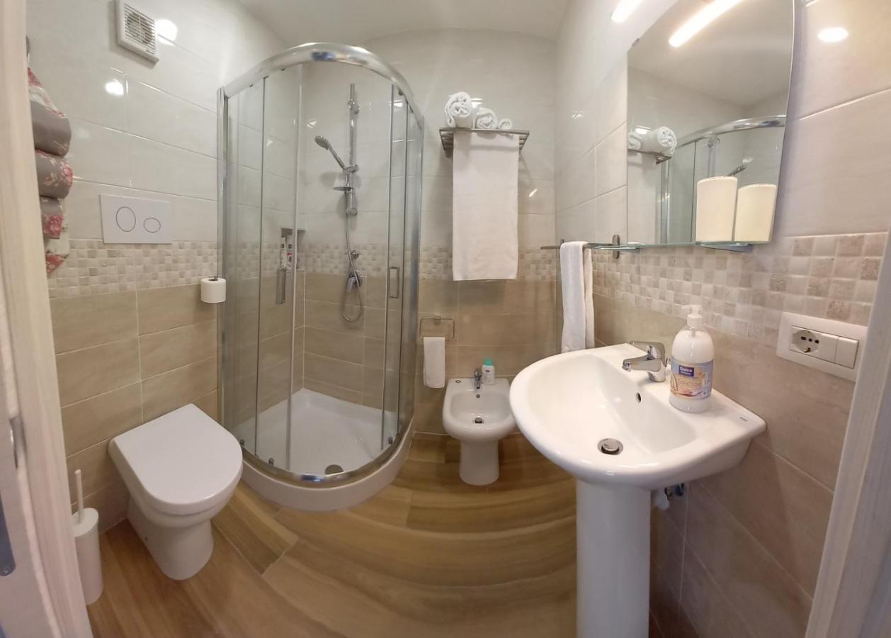 B&B Palazzo Sersale Napoli Buitenkant foto
