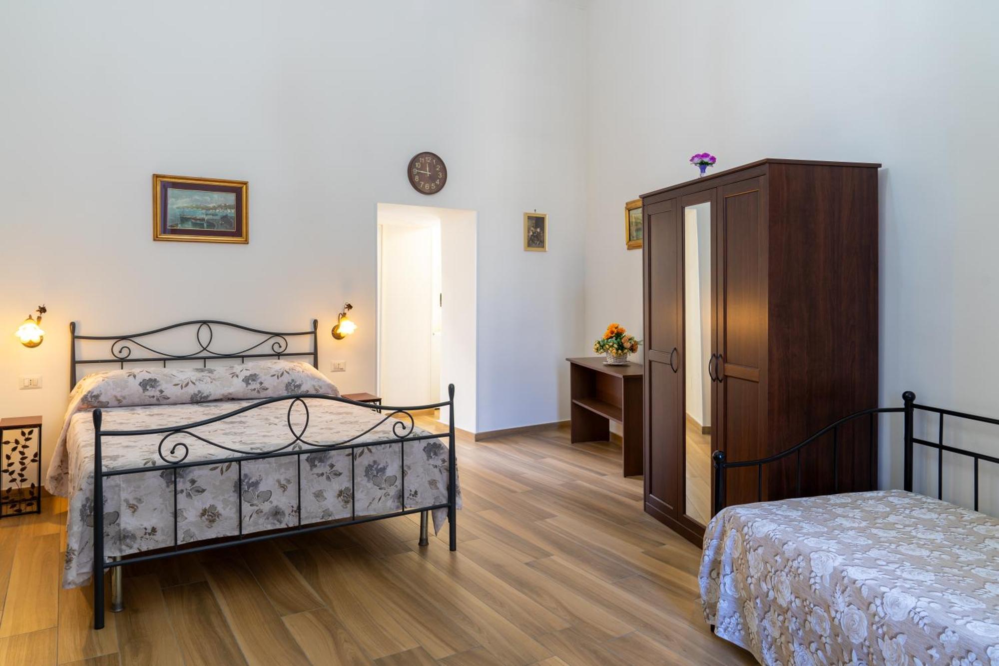 B&B Palazzo Sersale Napoli Buitenkant foto